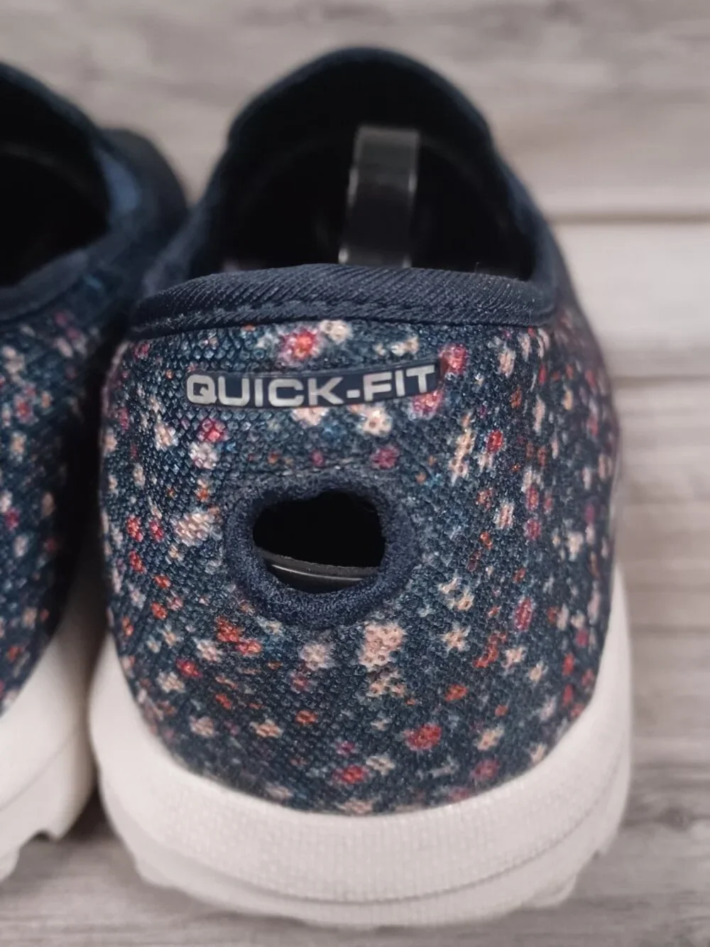 Skechers GO WALK Goga Mat Women's Size 8.5 Hands Free Slip-ins Floral Navy